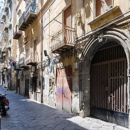 Casa Ue' Ue' - Piazza Dante * Napoli